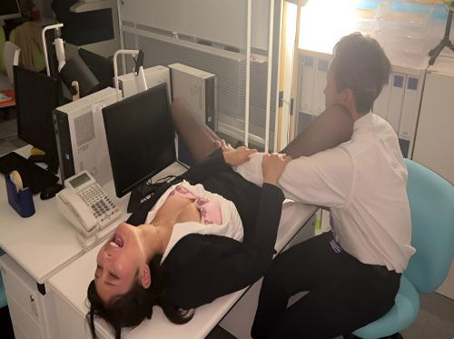 Het poesje van een collega aansluiten tijdens overuren