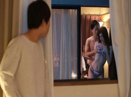 Ein Happy End für den jungen Mann, der jeden Abend seinen Nachbarn ausspioniert, um Sex zu haben